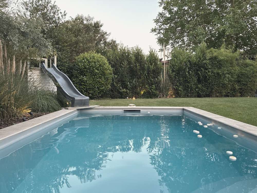 Pool mit Wasserrutsche